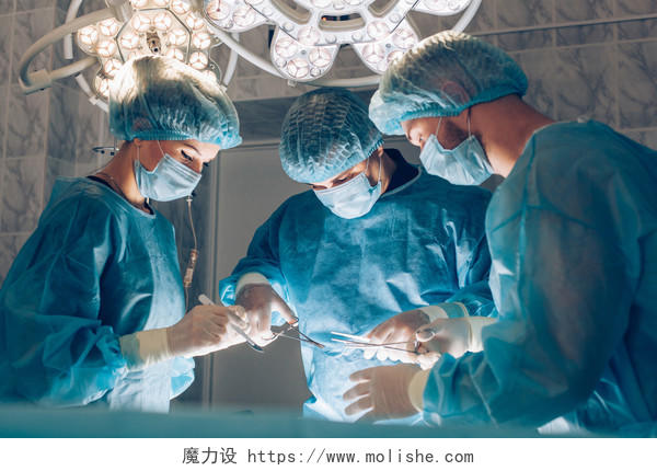 外科手术团队在做手术医生看诊病人外科医生手术救命